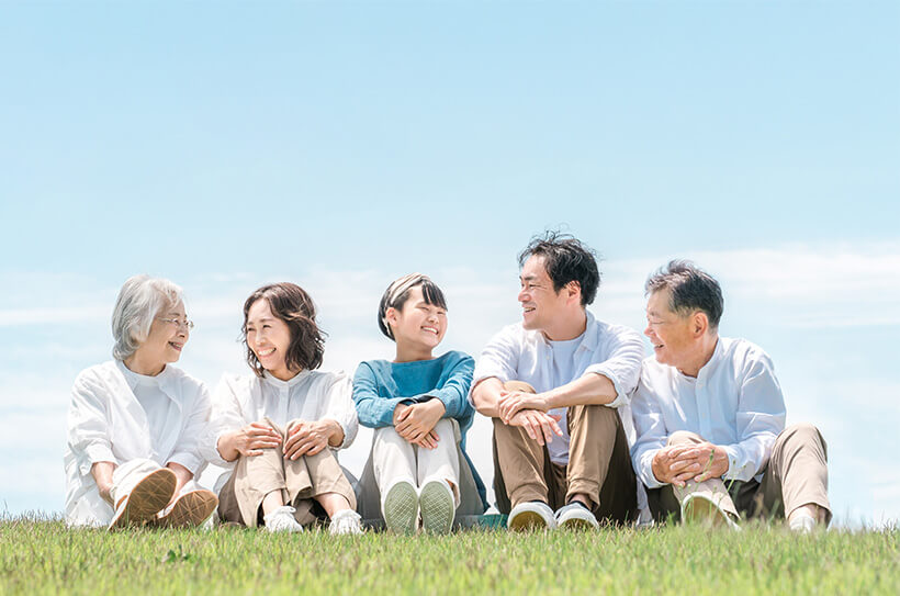 色んな年代の人が並んだ写真